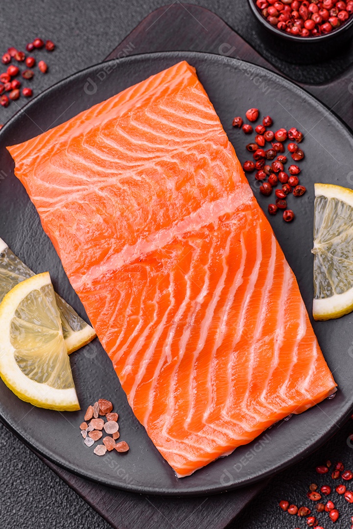 Bife de salmão cru fresco com especiarias e ervas preparadas para cozimento grelhado. Comida saudável de frutos do mar