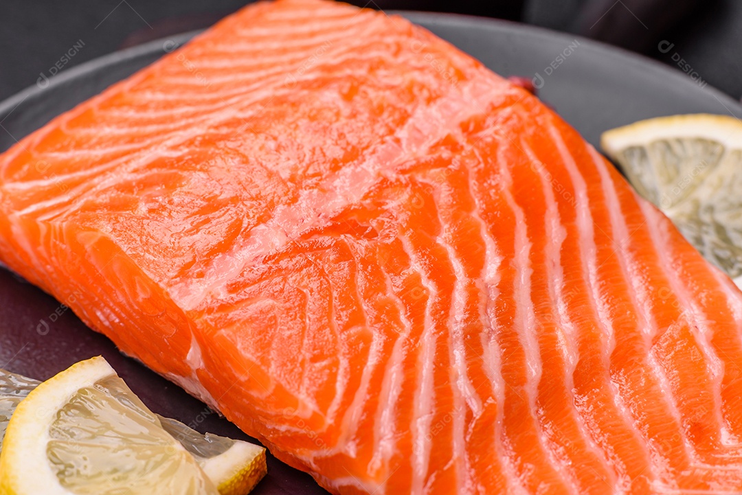 Bife de salmão cru fresco com especiarias e ervas preparadas para cozimento grelhado. Comida saudável de frutos do mar