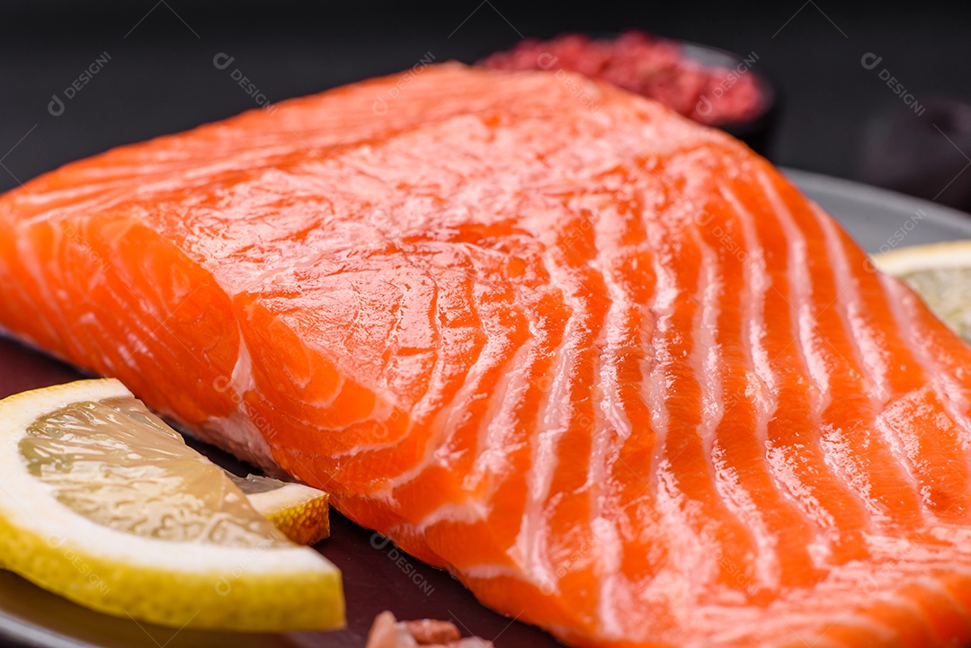 Bife de salmão cru fresco com especiarias e ervas preparadas para cozimento grelhado. Comida saudável de frutos do mar