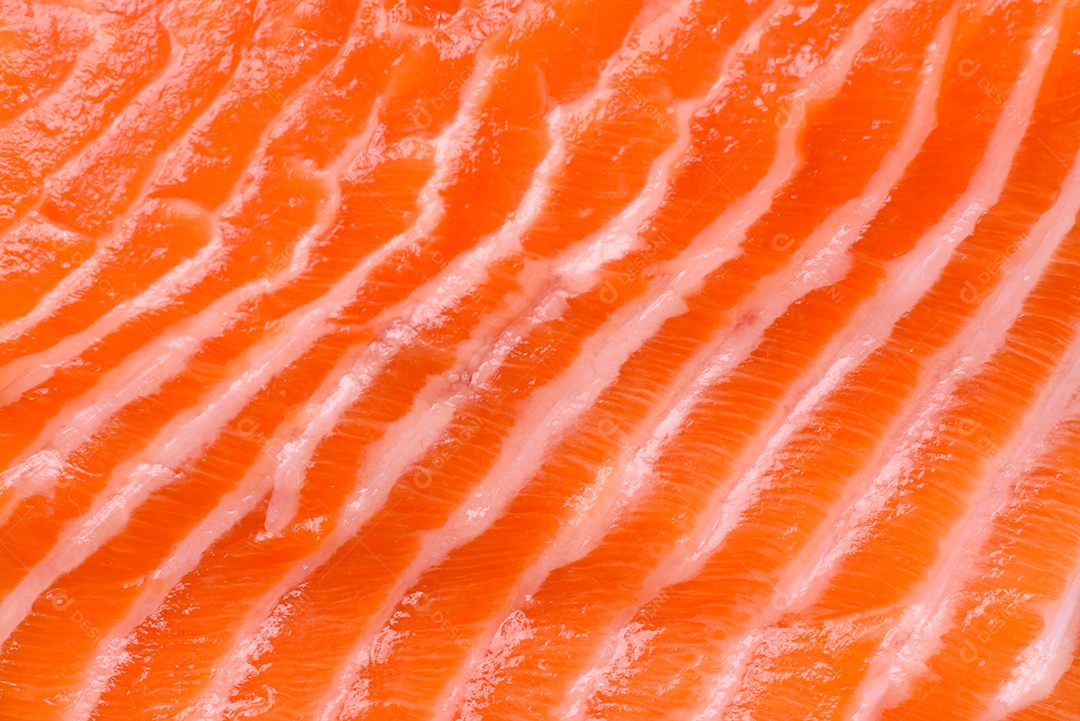 Bife de salmão cru fresco com especiarias e ervas preparadas para cozimento grelhado. Comida saudável de frutos do mar