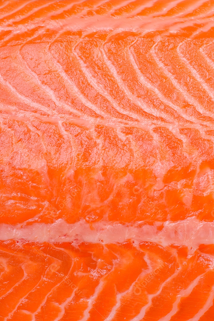 Bife de salmão cru fresco com especiarias e ervas preparadas para cozimento grelhado. Comida saudável de frutos do mar