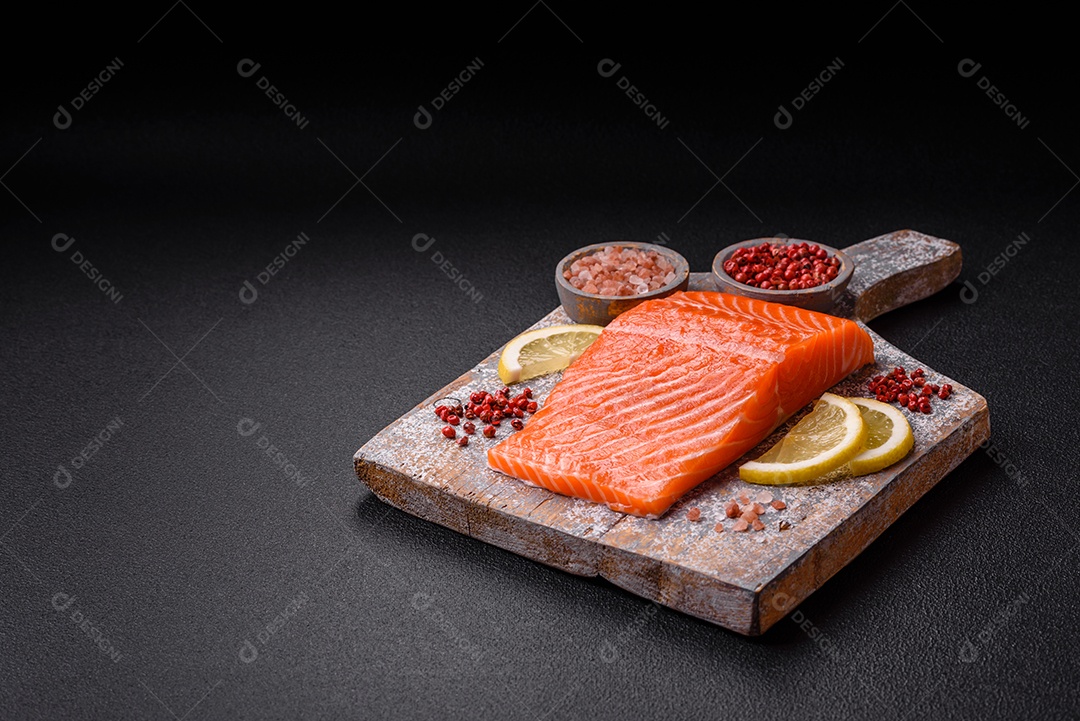 Bife de salmão cru fresco com especiarias e ervas preparadas para cozimento grelhado. Comida saudável de frutos do mar