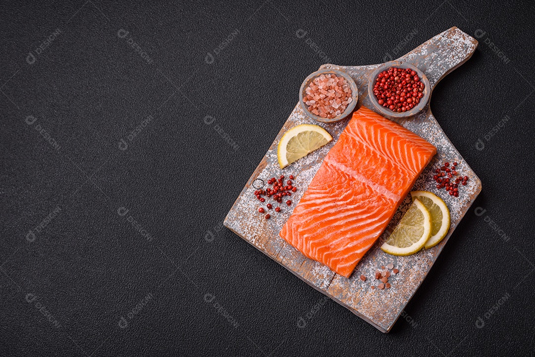 Bife de salmão cru fresco com especiarias e ervas preparadas para cozimento grelhado. Comida saudável de frutos do mar