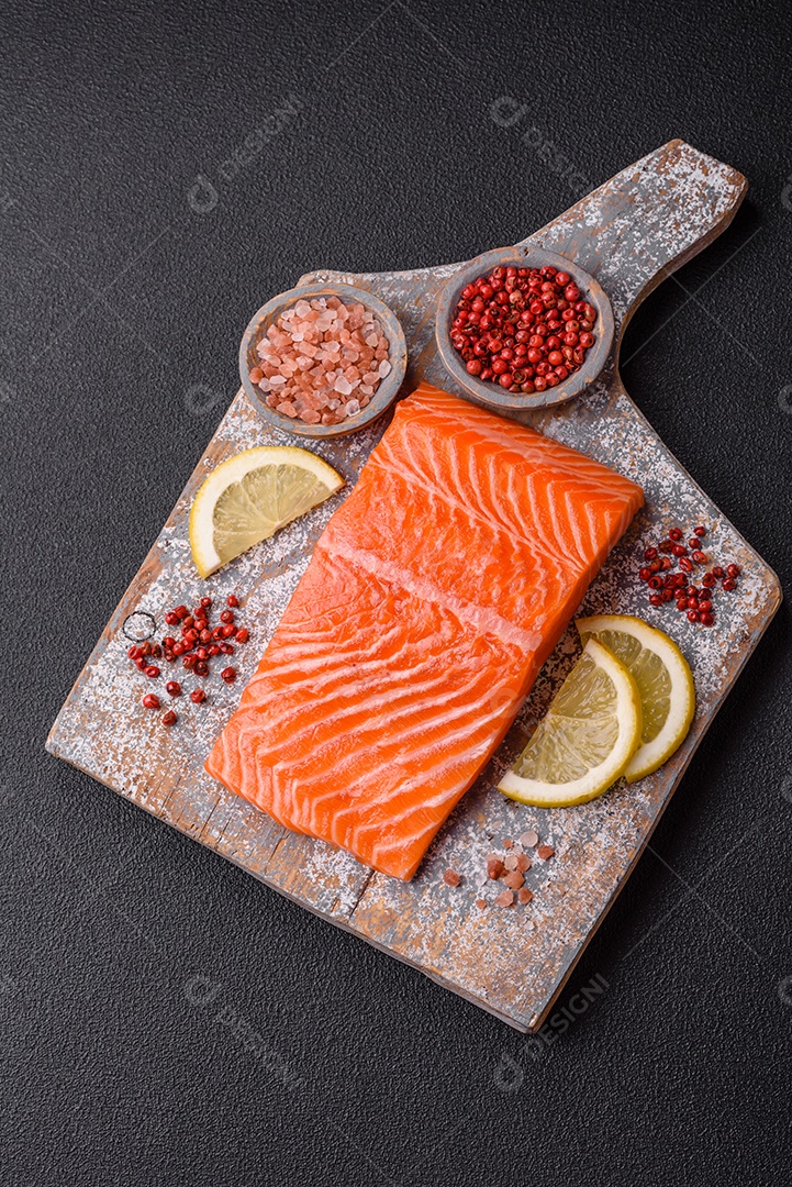 Bife de salmão cru fresco com especiarias e ervas preparadas para cozimento grelhado. Comida saudável de frutos do ma