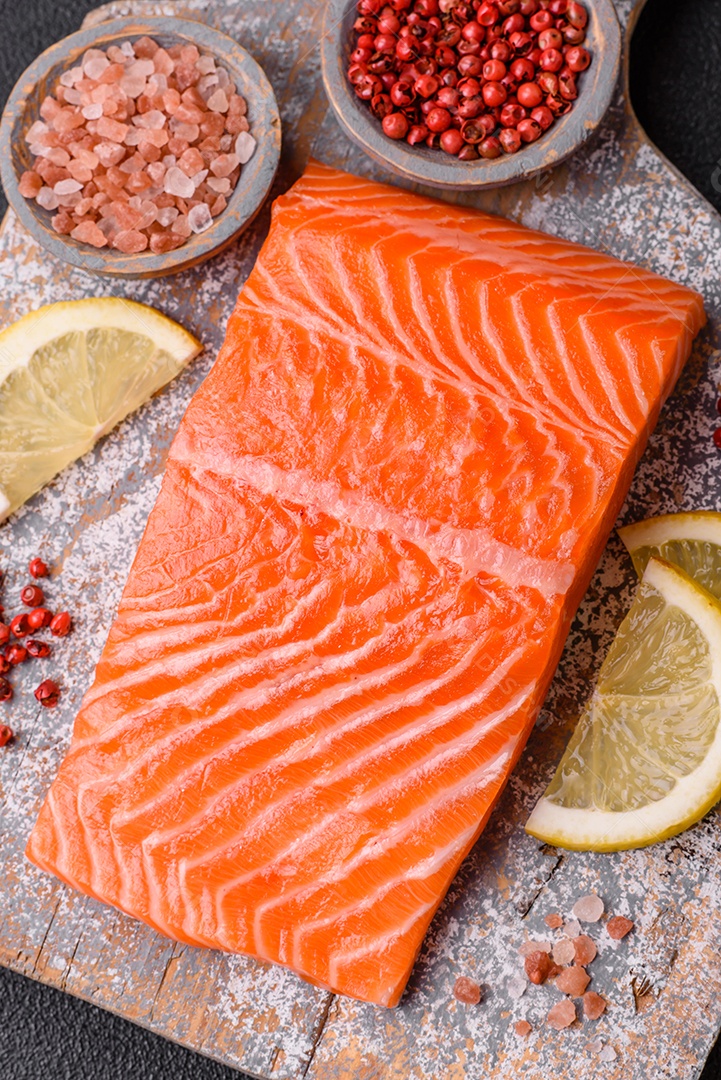 Bife de salmão cru fresco com especiarias e ervas preparadas para cozimento grelhado. Comida saudável de frutos do mar