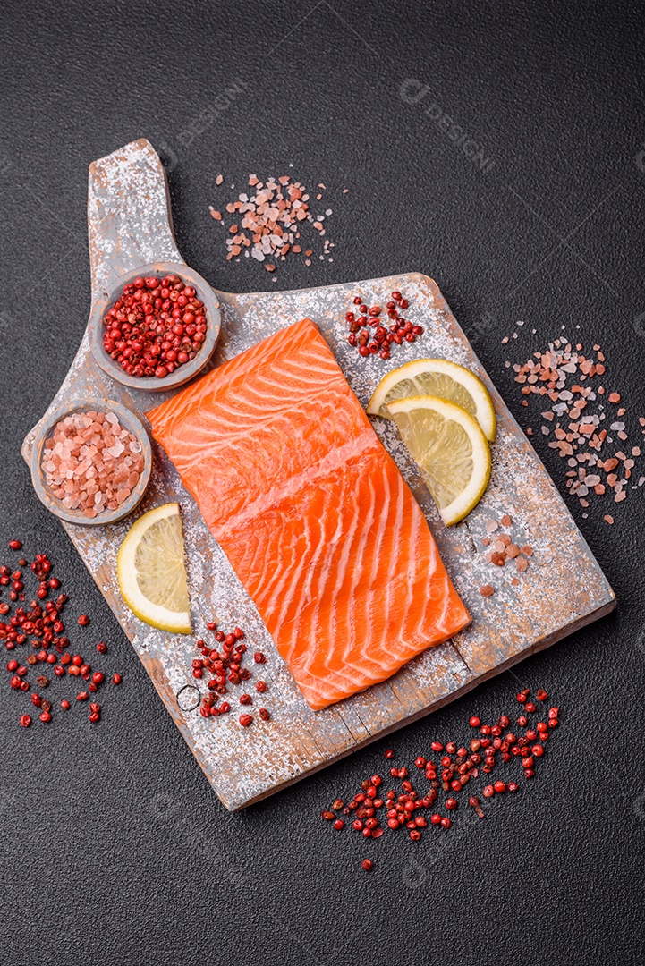 Bife de salmão cru fresco com especiarias e ervas preparadas para cozimento grelhado. Comida saudável de frutos do mar
