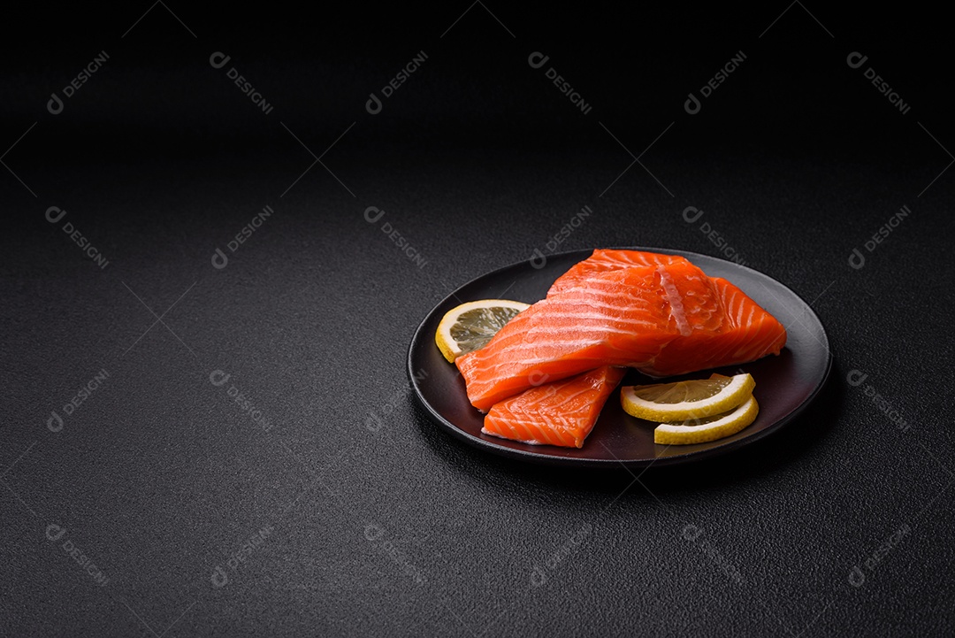 Bife de salmão cru fresco com especiarias e ervas preparadas para cozimento grelhado. Comida saudável de frutos do mar