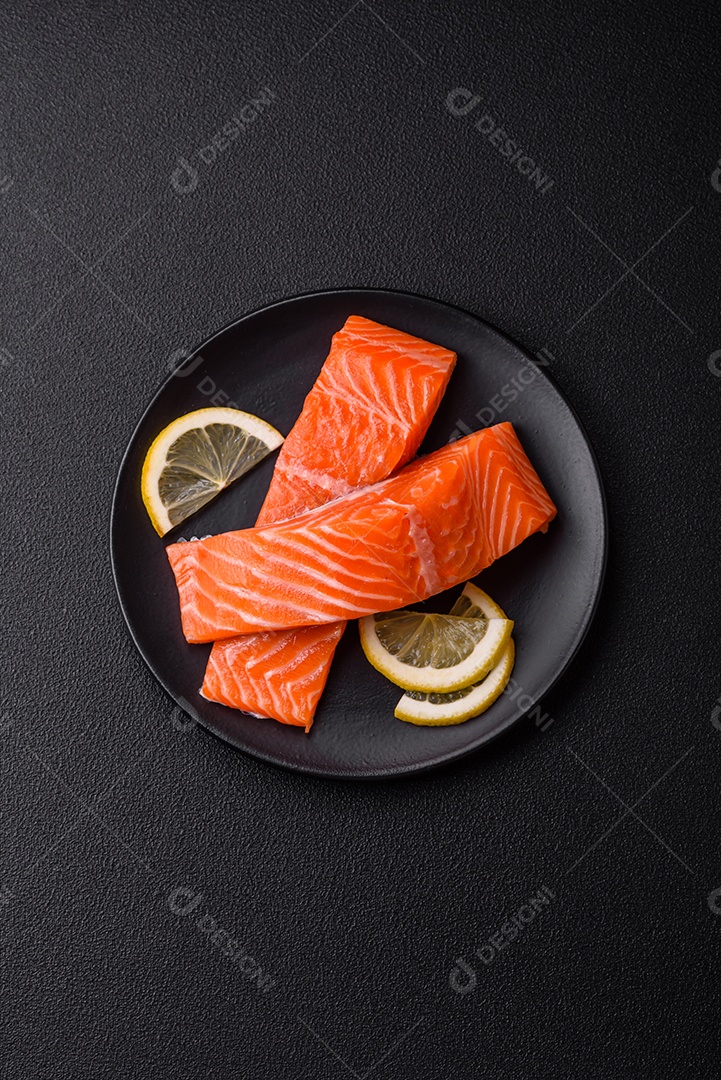 Bife de salmão cru fresco com especiarias e ervas preparadas para cozimento grelhado. Comida saudável de frutos do mar
