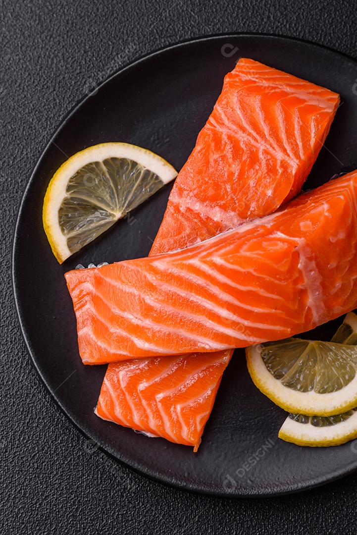 Bife de salmão cru fresco com especiarias e ervas preparadas para cozimento grelhado. Comida saudável de frutos do mar