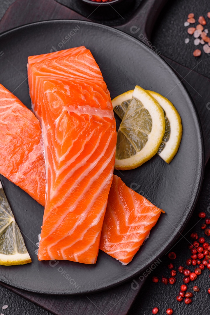 Bife de salmão cru fresco com especiarias e ervas preparadas para cozimento grelhado. Comida saudável de frutos do mar