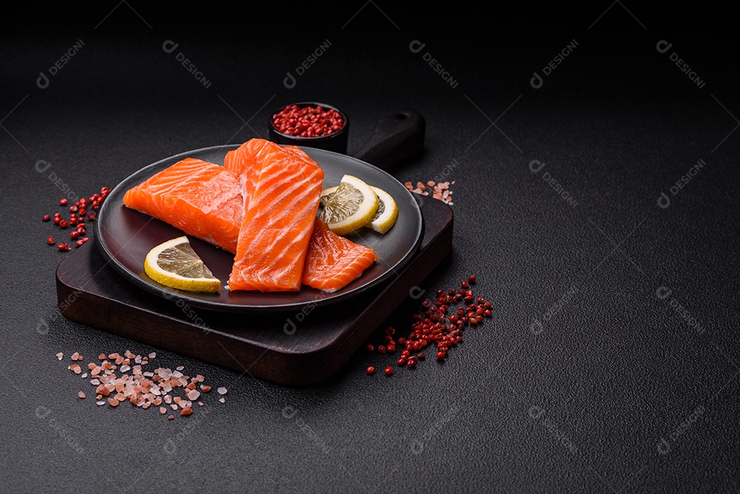 Bife de salmão cru fresco com especiarias e ervas preparadas para cozimento grelhado. Comida saudável de frutos do mar