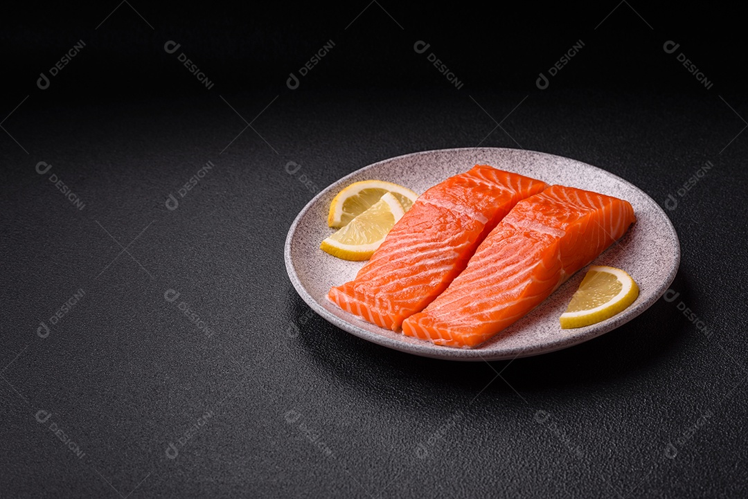 Bife de salmão cru fresco com especiarias e ervas preparadas para cozimento grelhado. Comida saudável de frutos do mar