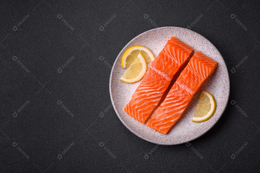 Bife de salmão cru fresco com especiarias e ervas preparadas para cozimento grelhado. Comida saudável de frutos do mar