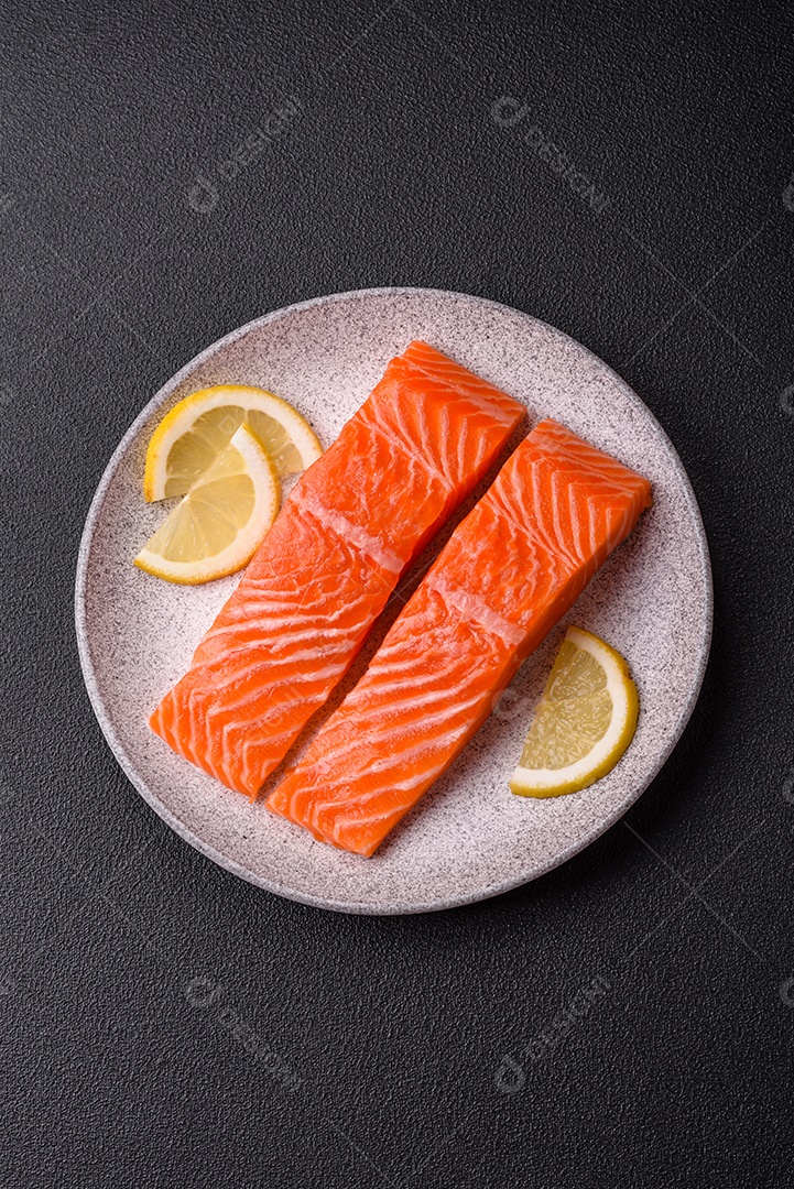 Bife de salmão cru fresco com especiarias e ervas preparadas para cozimento grelhado. Comida saudável de frutos do mar