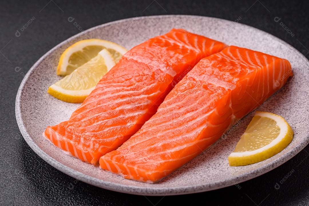 Bife de salmão cru fresco com especiarias e ervas preparadas para cozimento grelhado. Comida saudável de frutos do mar