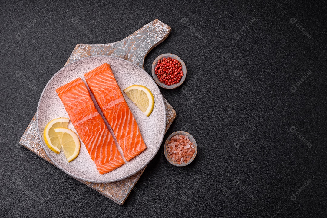 Bife de salmão cru fresco com especiarias e ervas preparadas para cozimento grelhado. Comida saudável de frutos do mar