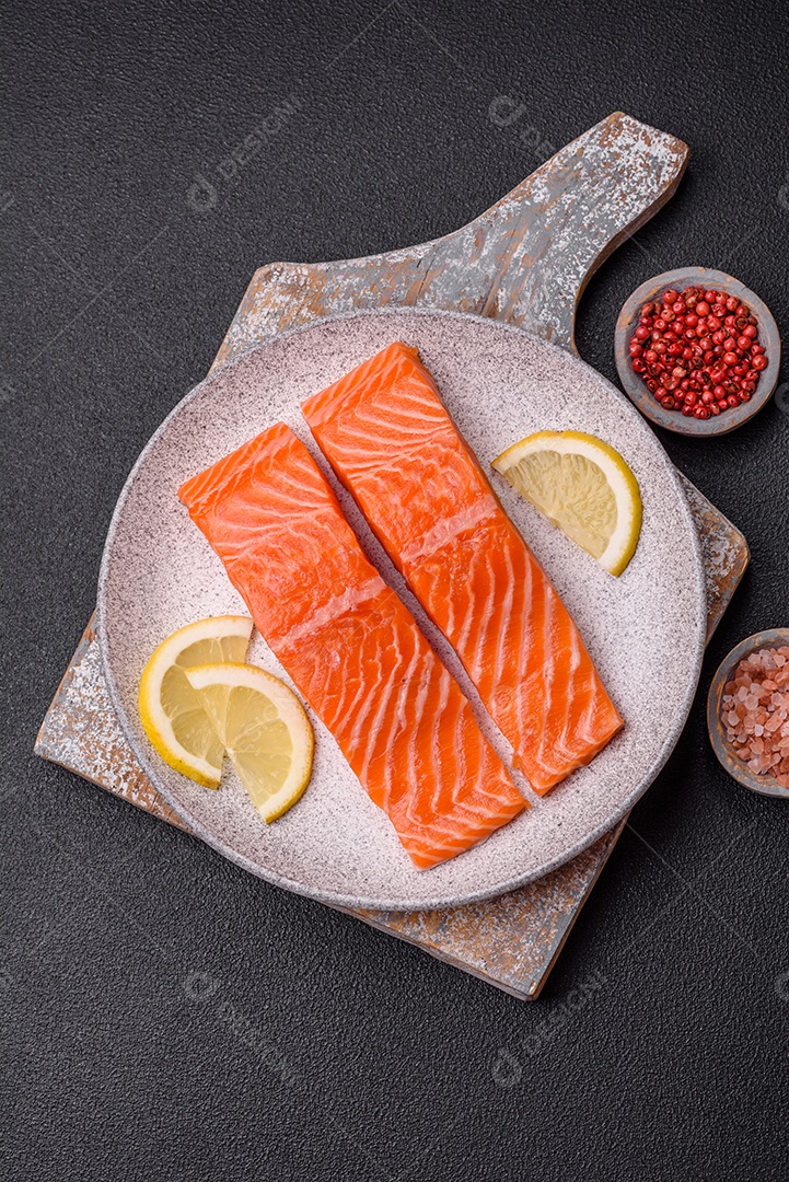 Bife de salmão cru fresco com especiarias e ervas preparadas para cozimento grelhado. Comida saudável de frutos do mar