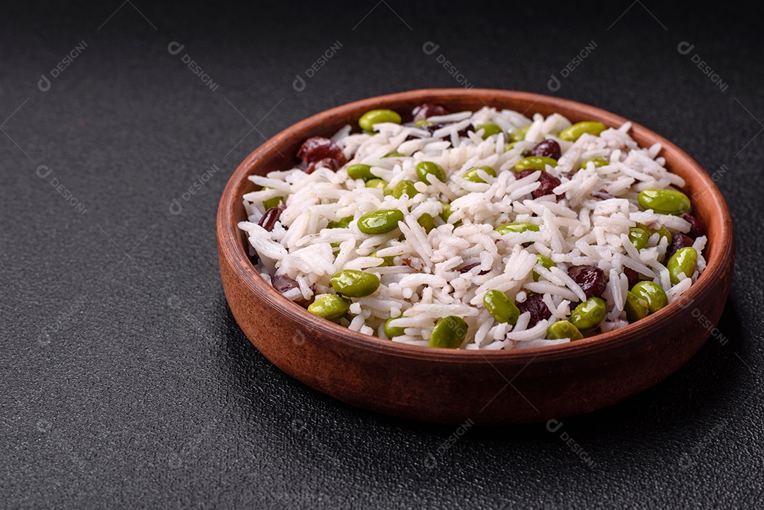 Delicioso kebab de frango ou carne de porco com sal, especiarias e ervas sobre um fundo escuro de concreto