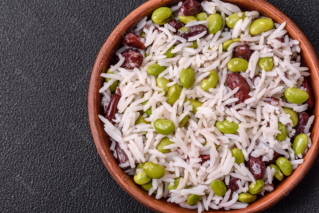 Delicioso kebab de frango ou carne de porco com sal, especiarias e ervas sobre um fundo escuro de concreto