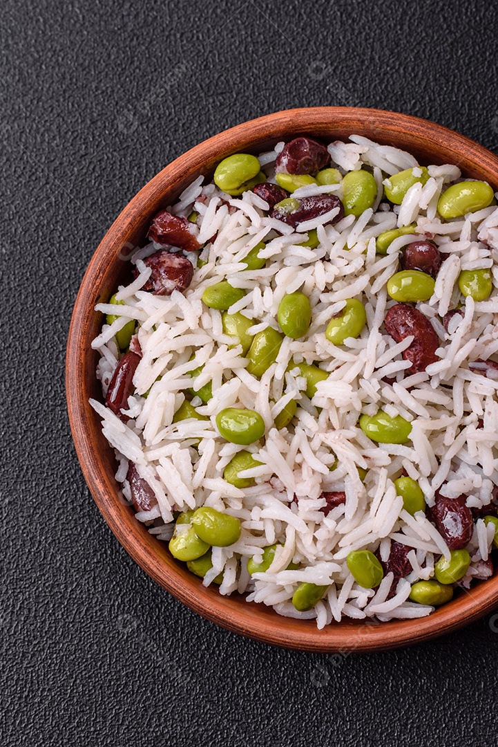 Delicioso kebab de frango ou carne de porco com sal, especiarias e ervas sobre um fundo escuro de concreto