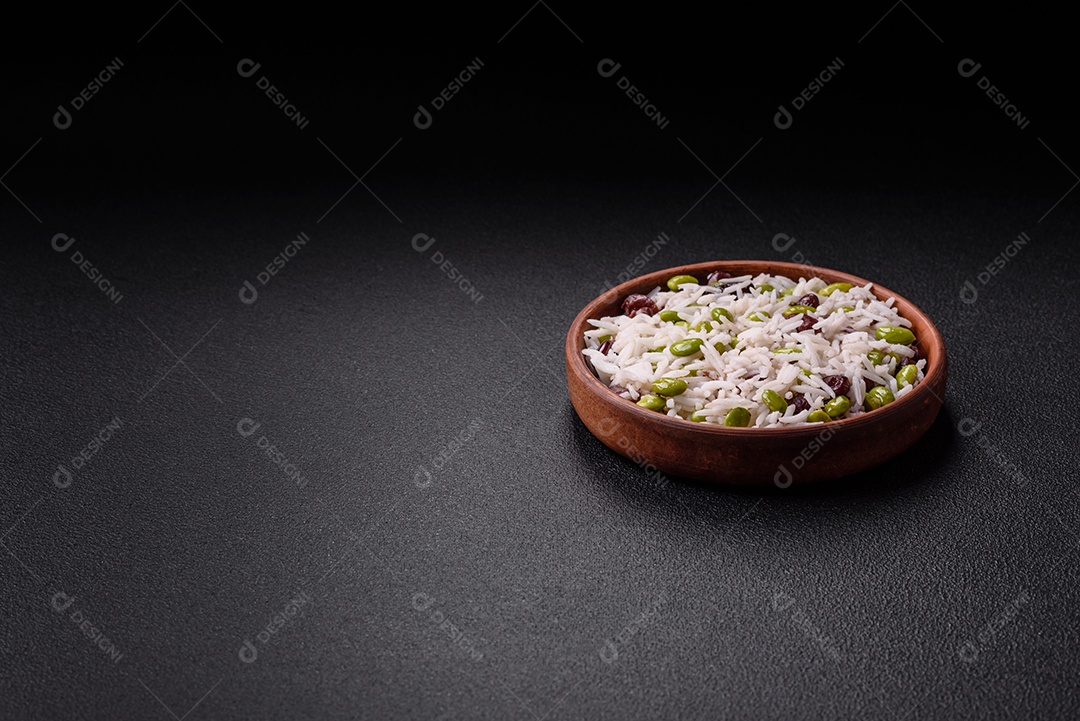 Delicioso kebab de frango ou carne de porco com sal, especiarias e ervas sobre um fundo escuro de concreto