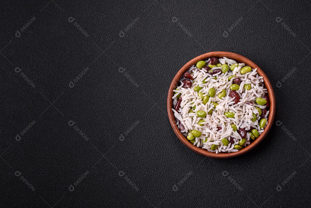 Delicioso kebab de frango ou carne de porco com sal, especiarias e ervas sobre um fundo escuro de concreto