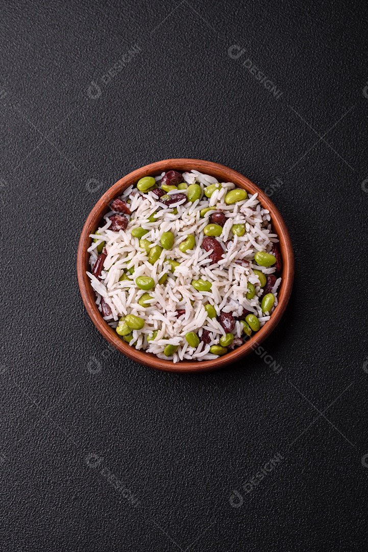 Delicioso kebab de frango ou carne de porco com sal, especiarias e ervas sobre um fundo escuro de concreto