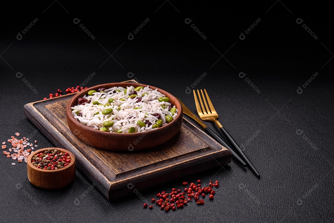 Delicioso kebab de frango ou carne de porco com sal, especiarias e ervas sobre um fundo escuro de concreto