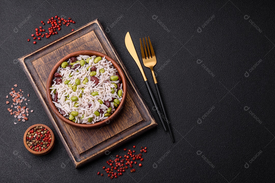 Delicioso kebab de frango ou carne de porco com sal, especiarias e ervas sobre um fundo escuro de concreto