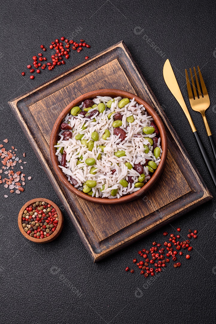 Delicioso kebab de frango ou carne de porco com sal, especiarias e ervas sobre um fundo escuro de concreto