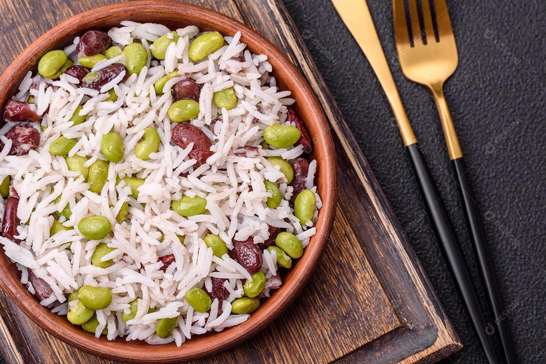 Delicioso kebab de frango ou carne de porco com sal, especiarias e ervas sobre um fundo escuro de concreto