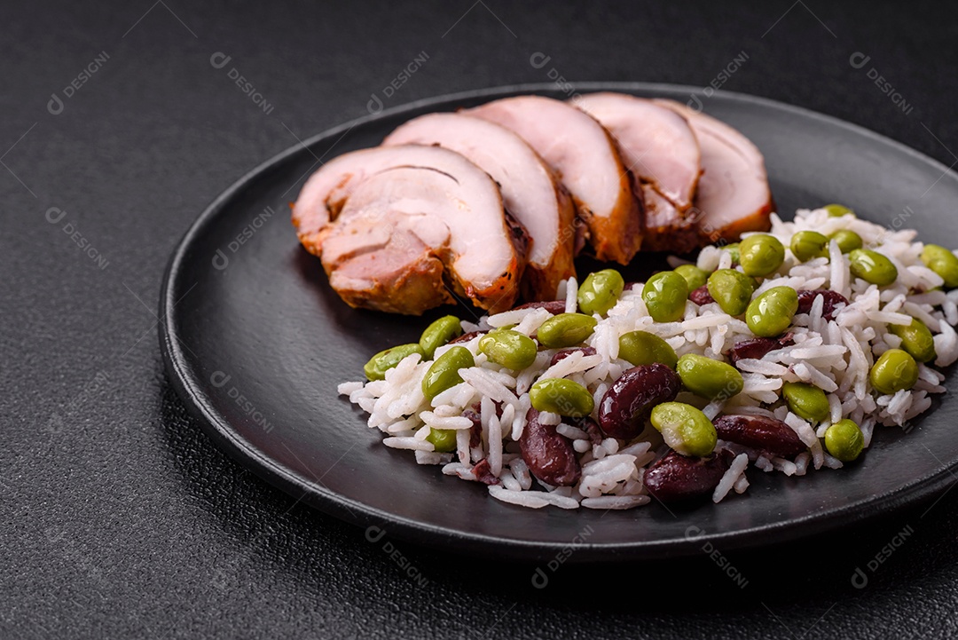 Delicioso kebab de frango ou carne de porco com sal, especiarias e ervas sobre um fundo escuro de concreto