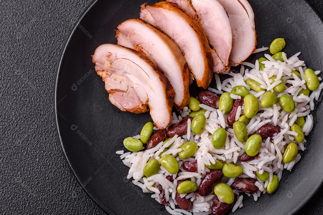 Delicioso kebab de frango ou carne de porco com sal, especiarias e ervas sobre um fundo escuro de concreto