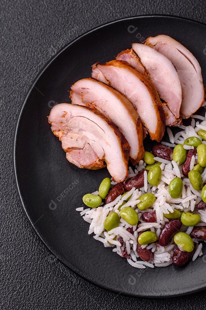 Delicioso kebab de frango ou carne de porco com sal, especiarias e ervas sobre um fundo escuro de concreto