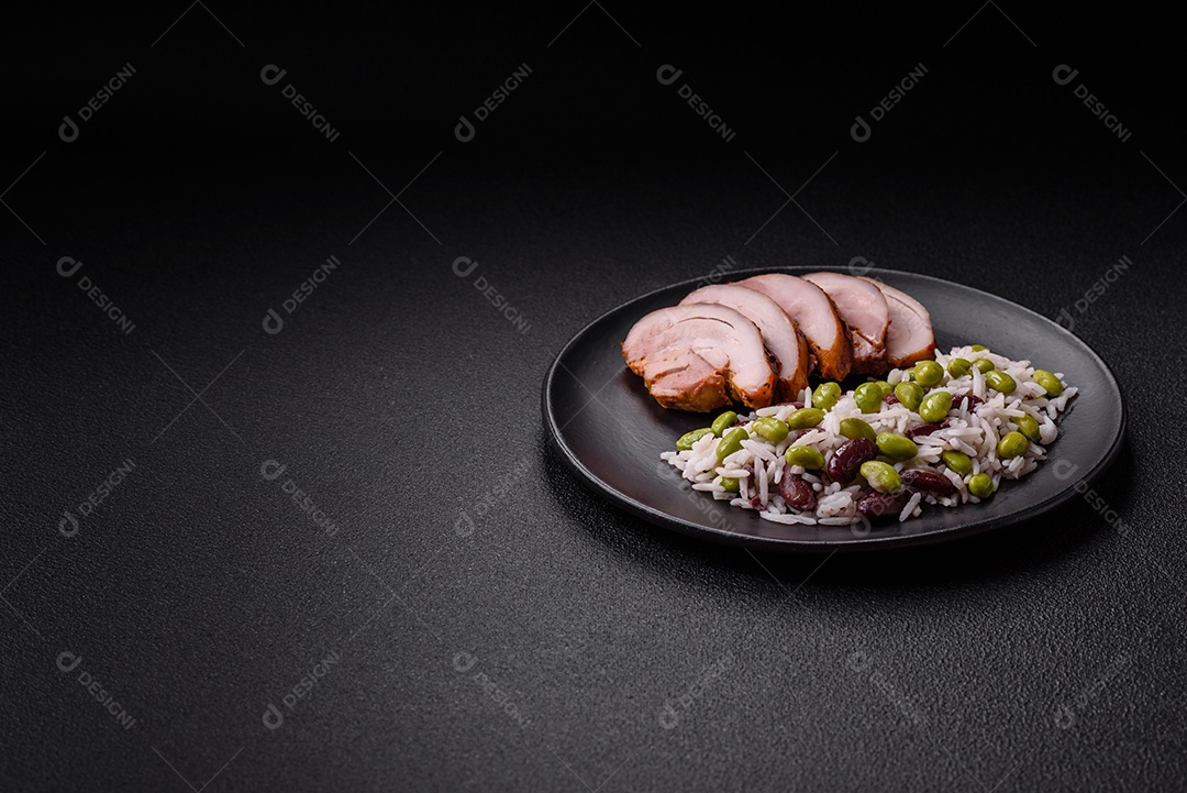 Delicioso kebab de frango ou carne de porco com sal, especiarias e ervas sobre um fundo escuro de concreto