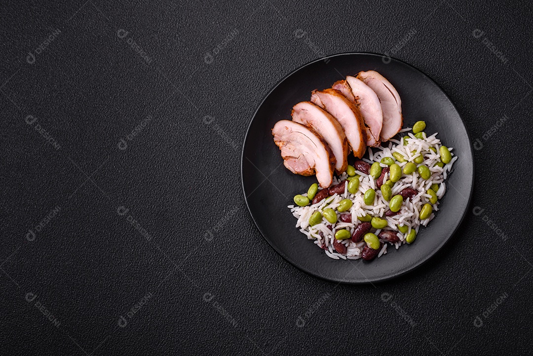 Delicioso kebab de frango ou carne de porco com sal, especiarias e ervas sobre um fundo escuro de concreto