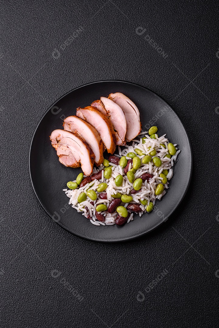 Delicioso kebab de frango ou carne de porco com sal, especiarias e ervas sobre um fundo escuro de concreto