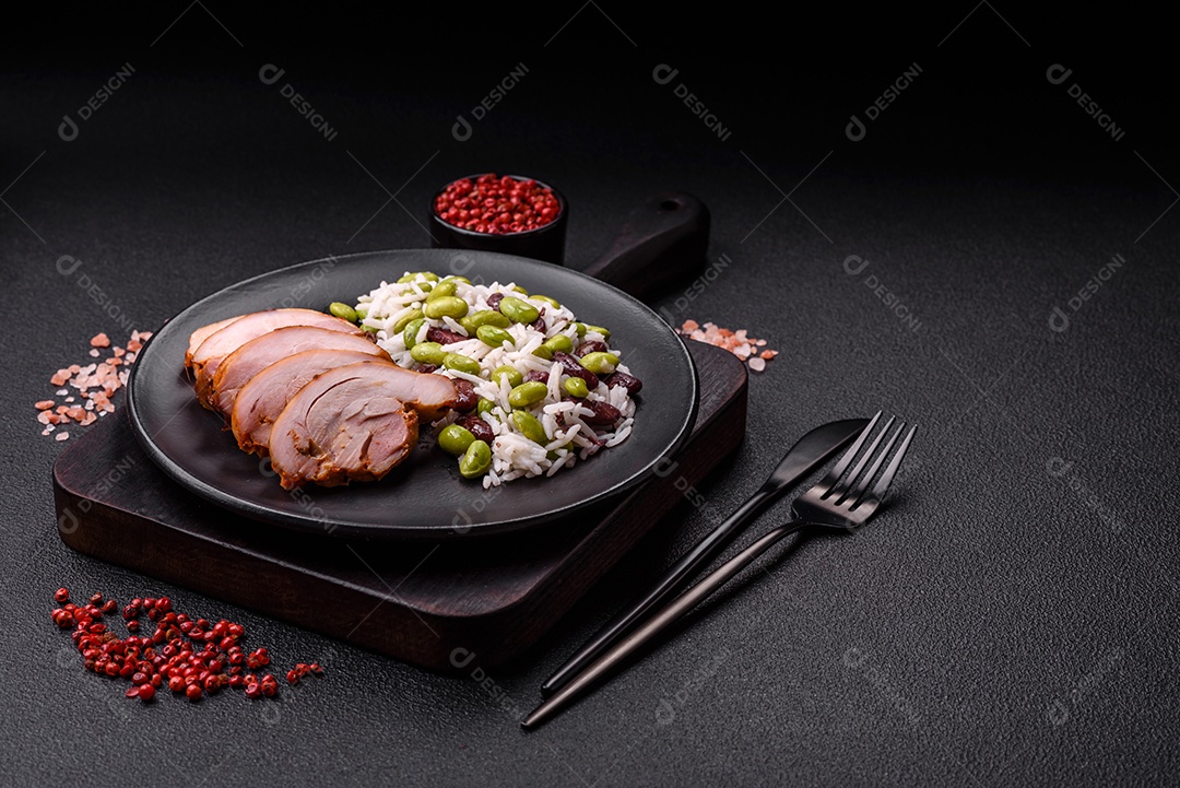 Delicioso kebab de frango ou carne de porco com sal, especiarias e ervas sobre um fundo escuro de concreto