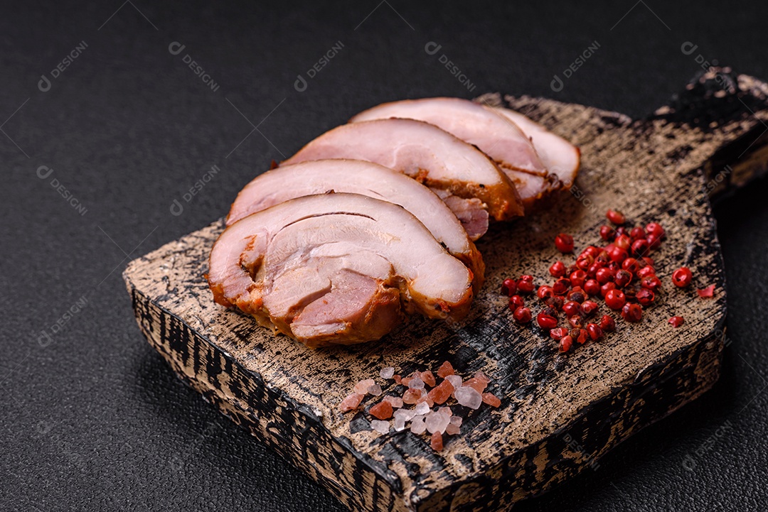 Delicioso kebab de frango ou carne de porco com sal, especiarias e ervas sobre um fundo escuro de concreto