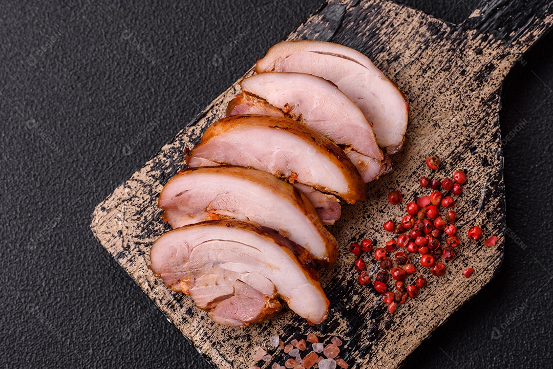 Delicioso kebab de frango ou carne de porco com sal, especiarias e ervas sobre um fundo escuro de concreto