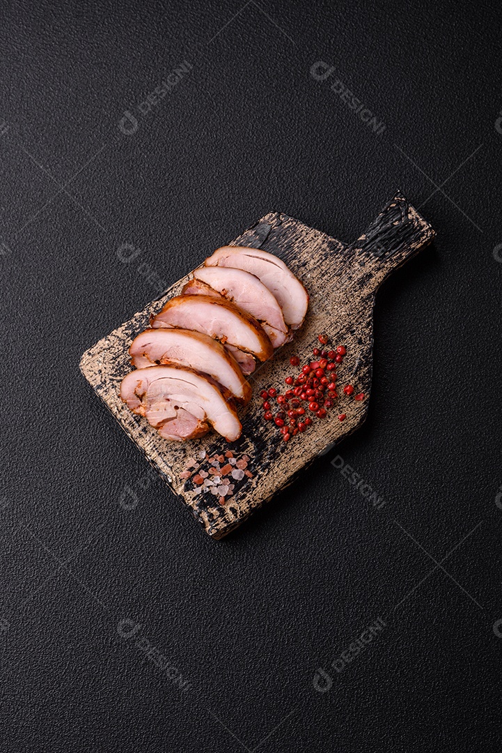 Delicioso kebab de frango ou carne de porco com sal, especiarias e ervas sobre um fundo escuro de concreto