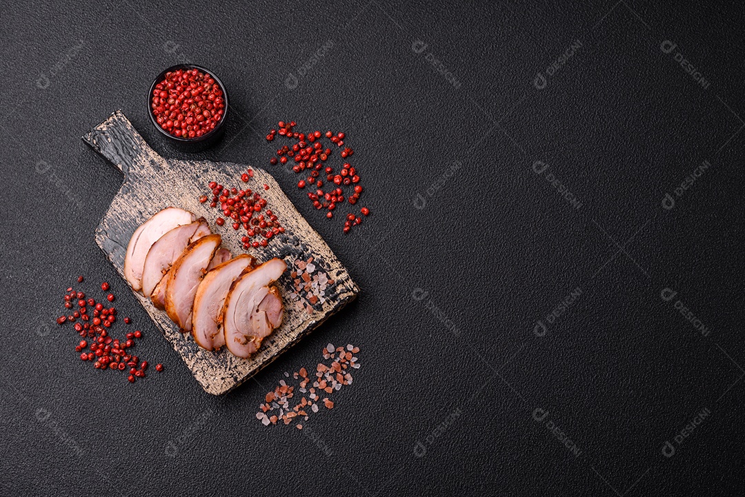 Delicioso kebab de frango ou carne de porco com sal, especiarias e ervas sobre um fundo escuro de concreto