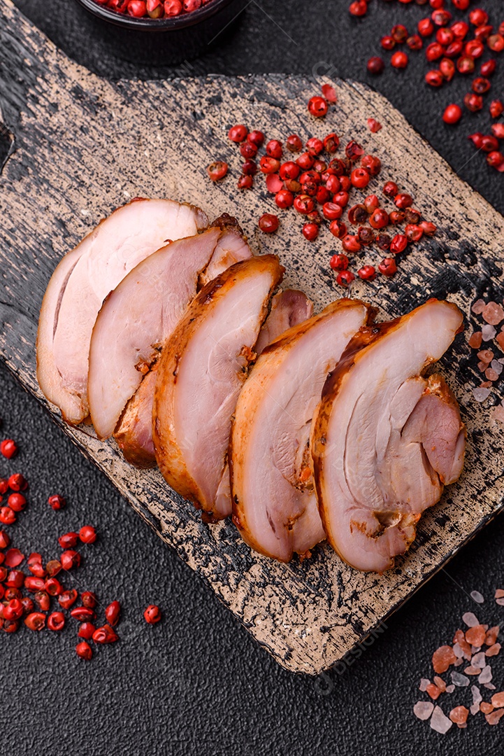 Delicioso kebab de frango ou carne de porco com sal, especiarias e ervas sobre um fundo escuro de concreto