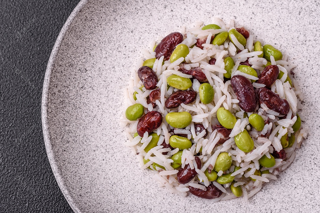 Delicioso arroz branco cozido com feijão verde edamame com sal e especiarias. Prato de cozinha asiática