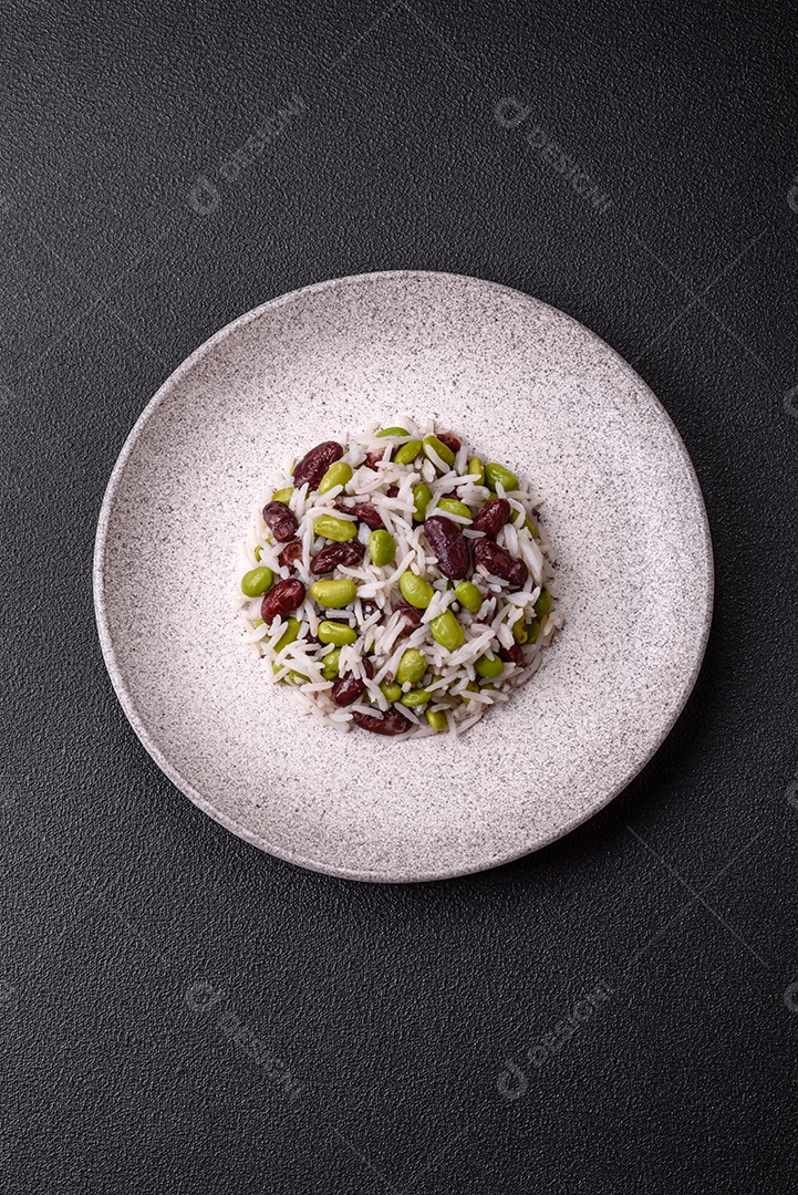 Delicioso arroz branco cozido com feijão verde edamame com sal e especiarias. Prato de cozinha asiática