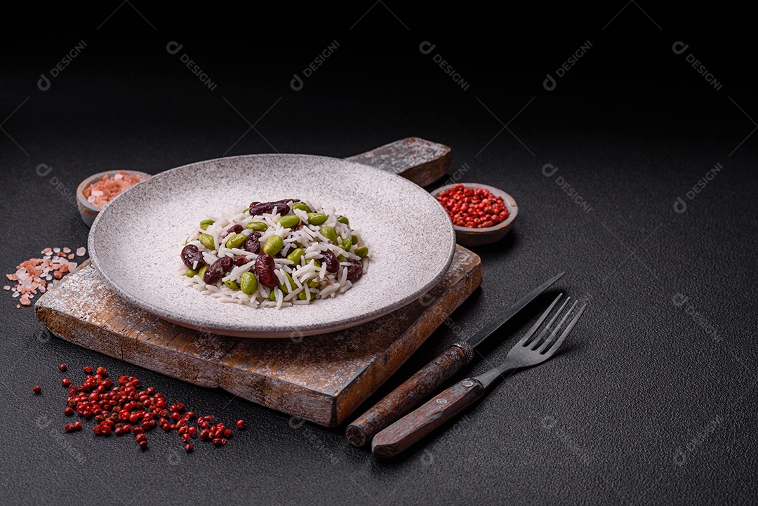 Delicioso arroz branco cozido com feijão verde edamame com sal e especiarias. Prato de cozinha asiática