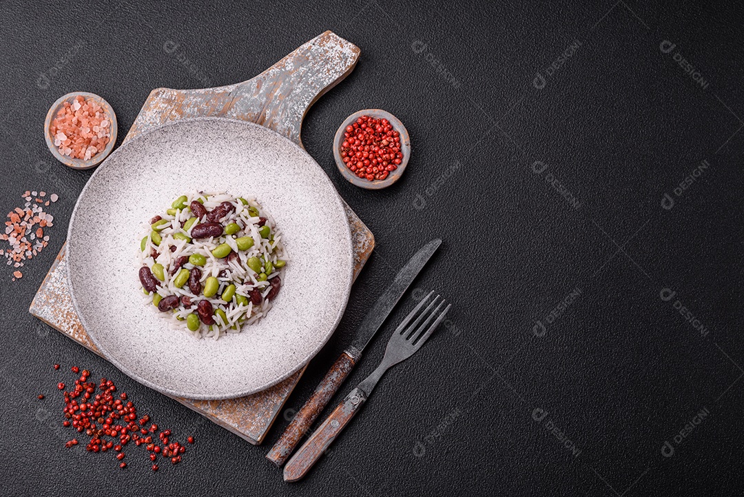 Delicioso arroz branco cozido com feijão verde edamame com sal e especiarias. Prato de cozinha asiática