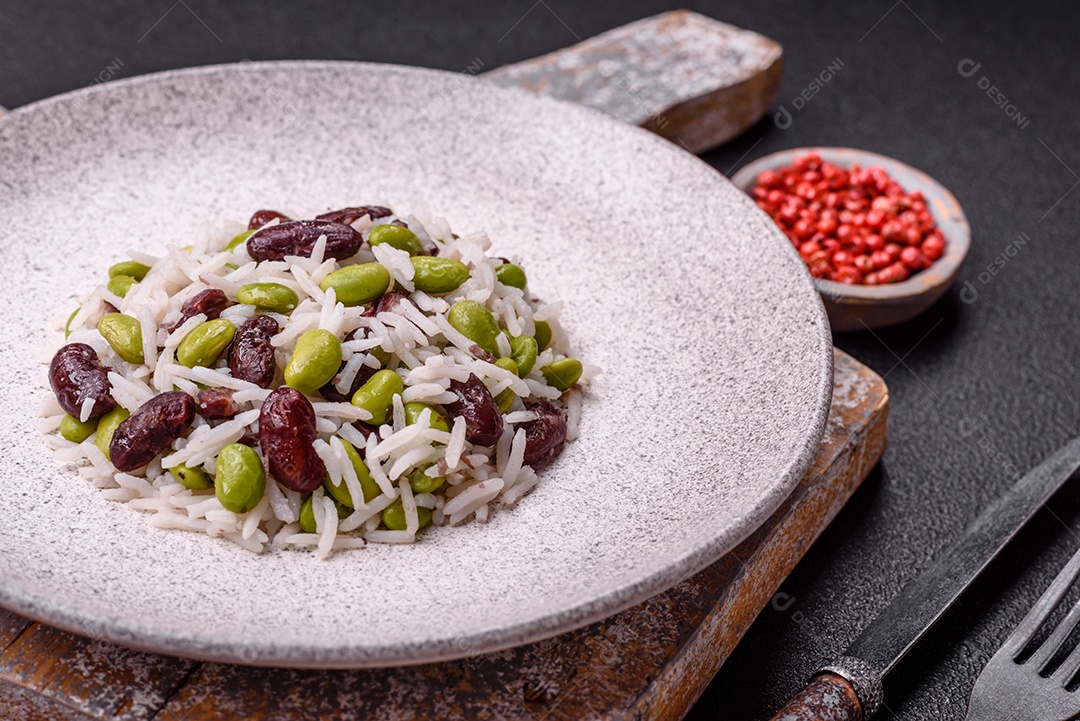 Delicioso arroz branco cozido com feijão verde edamame com sal e especiarias. Prato de cozinha asiática