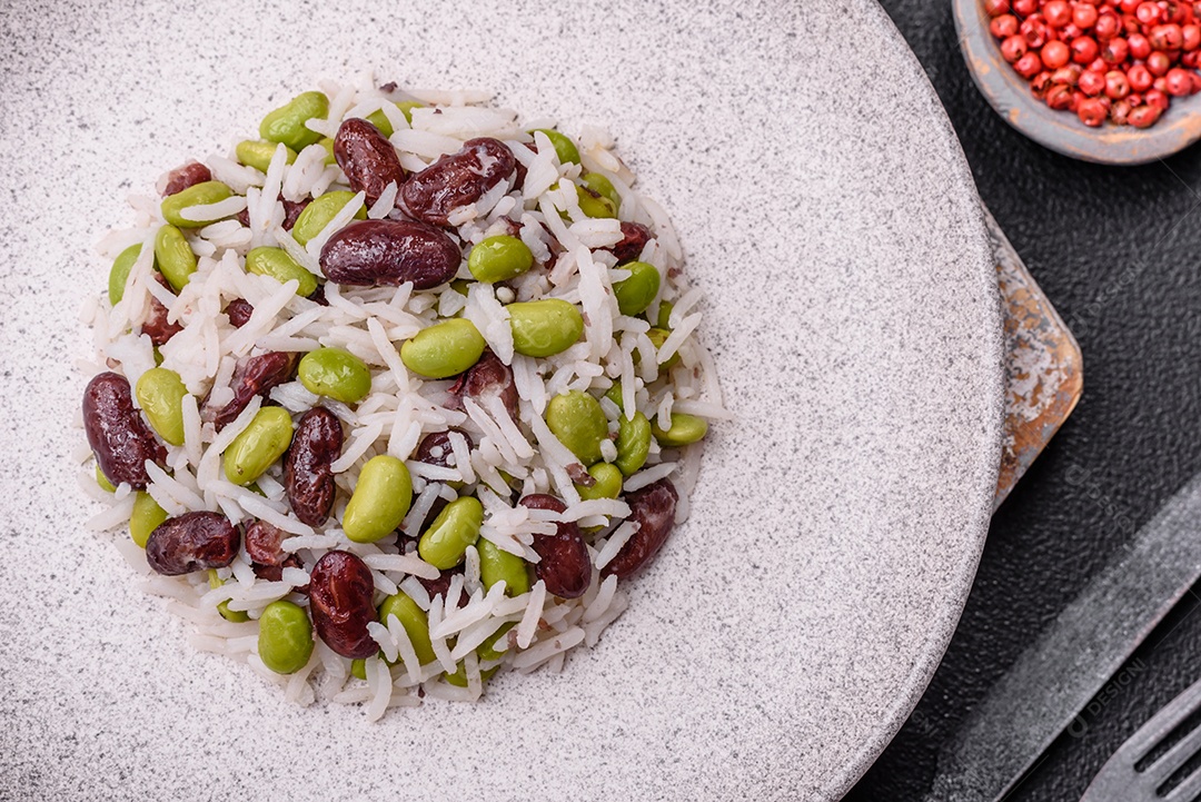 Delicioso arroz branco cozido com feijão verde edamame com sal e especiarias. Prato de cozinha asiática