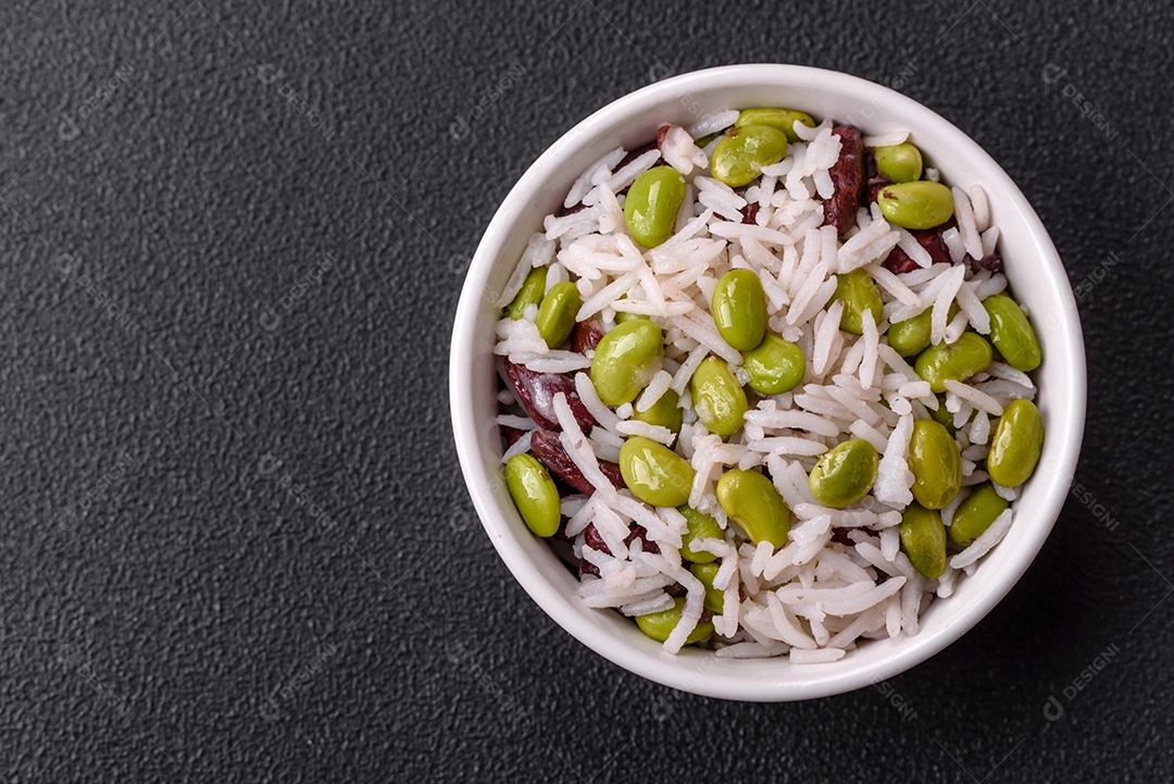 Delicioso arroz branco cozido com feijão verde edamame com sal e especiarias. Prato de cozinha asiática